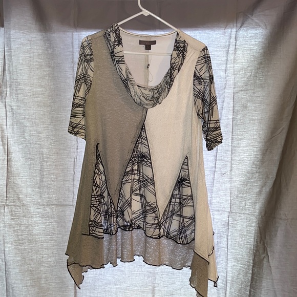 Women’s black and white tunic by Metric - Picture 1 of 3